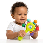 Bebê brincando com brinquedo sensorial recém-nascido de texturas coloridas