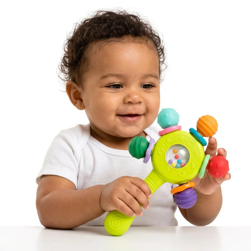 Bebê brincando com brinquedo sensorial recém-nascido de texturas coloridas