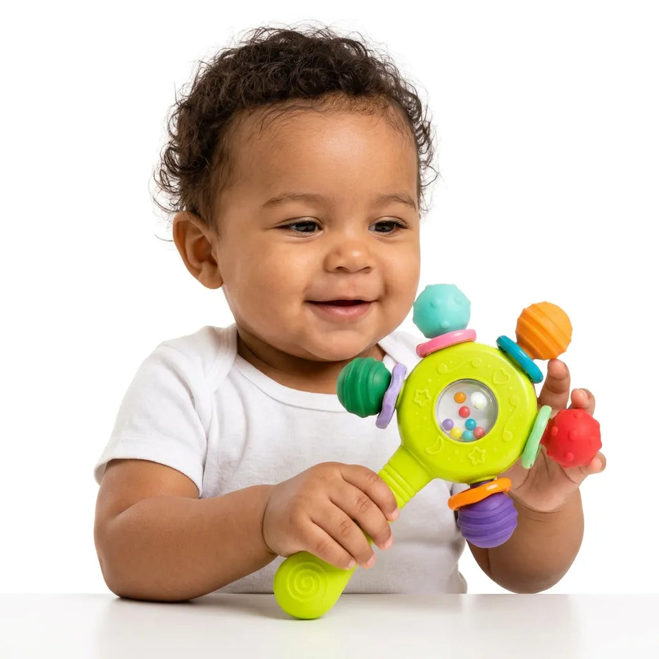 Bebê brincando com brinquedo sensorial recém-nascido de texturas coloridas