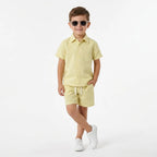Menino usando conjunto infantil linho camisa e short - Amarelo - Dakakids
