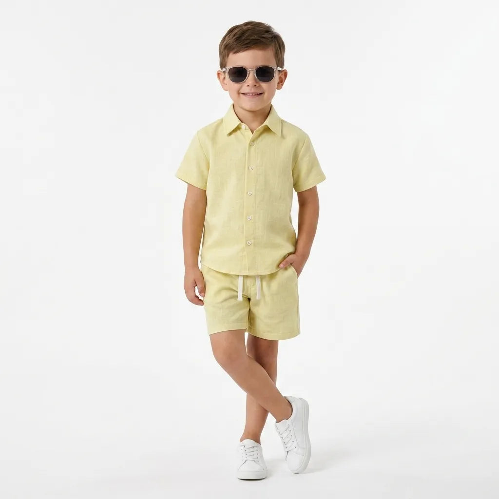 Menino usando conjunto infantil linho camisa e short - Amarelo - Dakakids