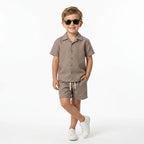 Menino usando conjunto infantil linho camisa e short - Bege - Dakakids