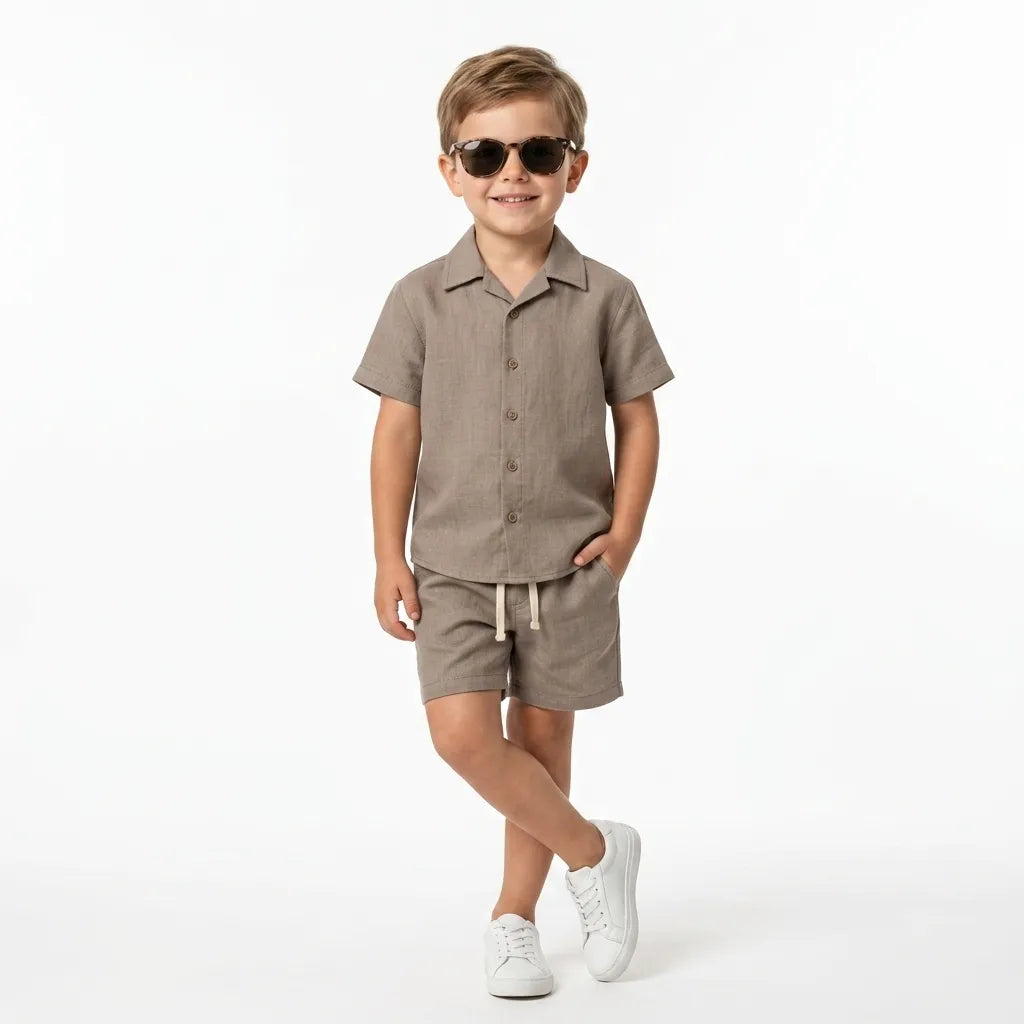 Menino usando conjunto infantil linho camisa e short - Bege - Dakakids