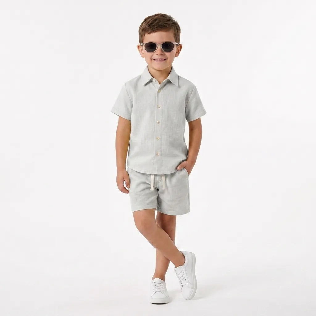 Menino usando conjunto infantil linho camisa e short - Off-white - Dakakids