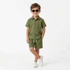 Menino usando conjunto infantil linho camisa e short - Verde - Dakakids