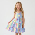 Menina usando vestido infantil estampado coração rodado - colorido - Dakakids